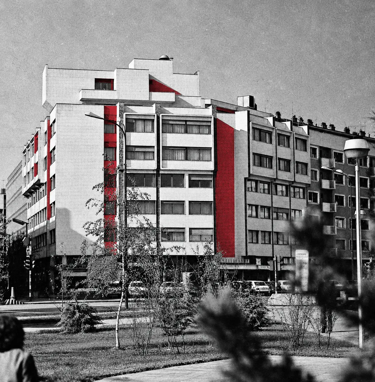 Historická černobílá fotografie budovy sídla společnosti Pelagonija AD, Dimitrije Čupovského 2, Skopje, 1975